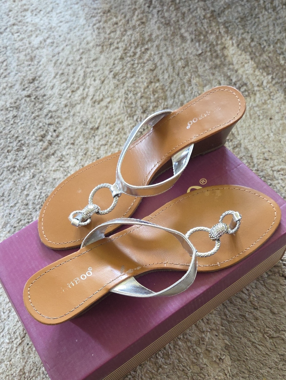 Women’s Silver Ring-Accent Toe-Loop Sandals Size 9